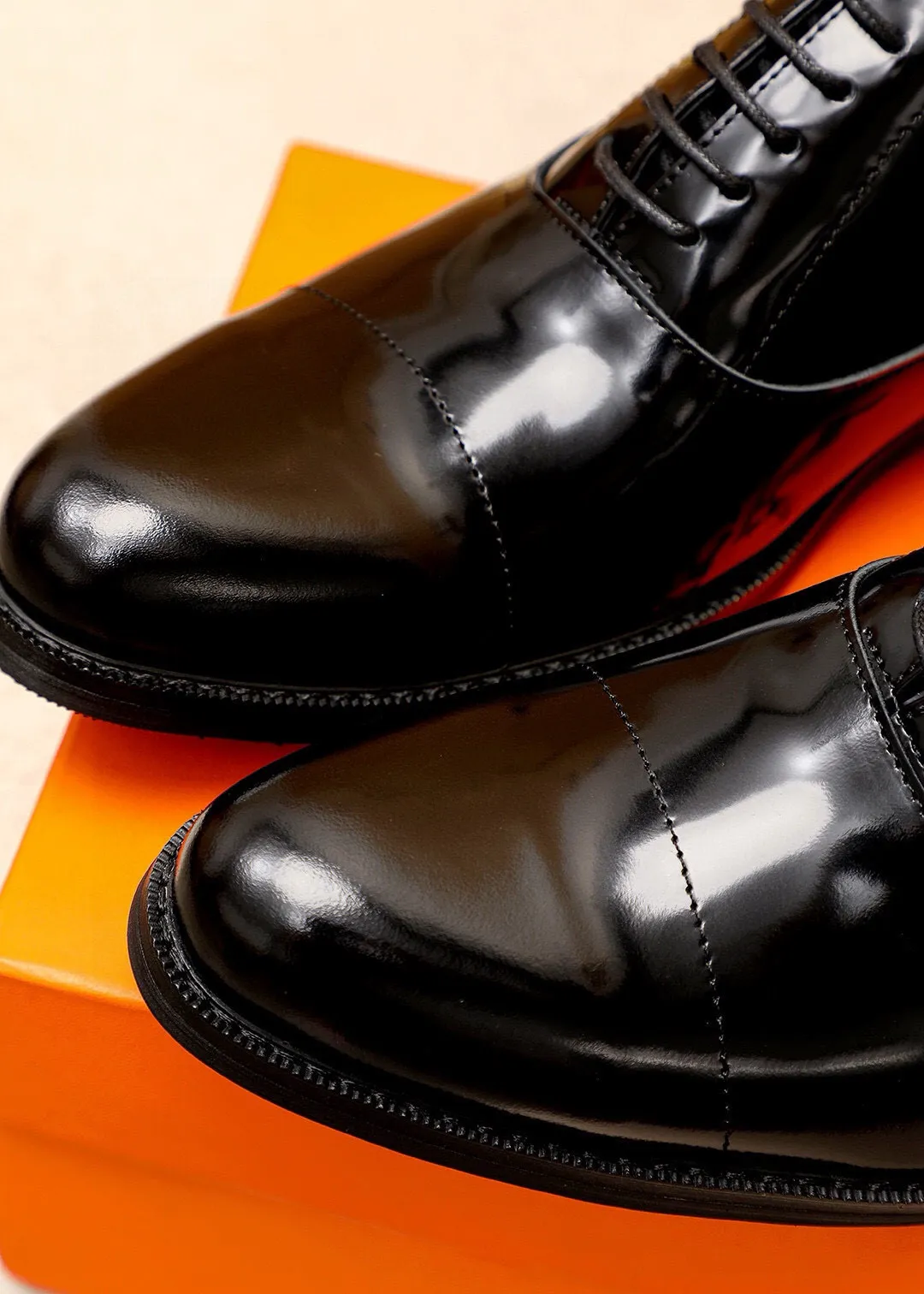 Men's shoes 💰460💐 Product trademark: HERMES "Hermès" business leather shoes Regular size: 38-44 (45🉑️customized) Product materials: Selected imported first-layer open-edge beaded calfskin upper, imported water-dyed 🐂 cowhide lining. Strong three-dimensional visual effect, non-slip and wear-resistant combination outsole Color: 2⃣️colors available